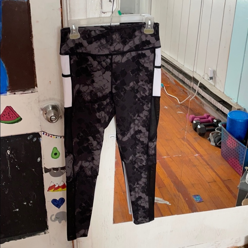 Workout leggings with pockets and mesh details